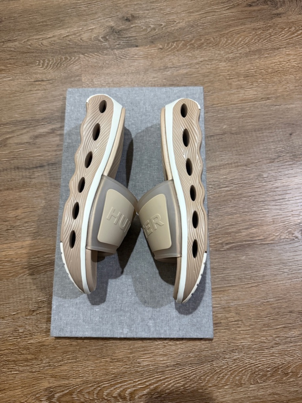 Hunter Geneva Women's Slip-On Casual Slide Sandal in Medium Natural - Picture 11 of 12